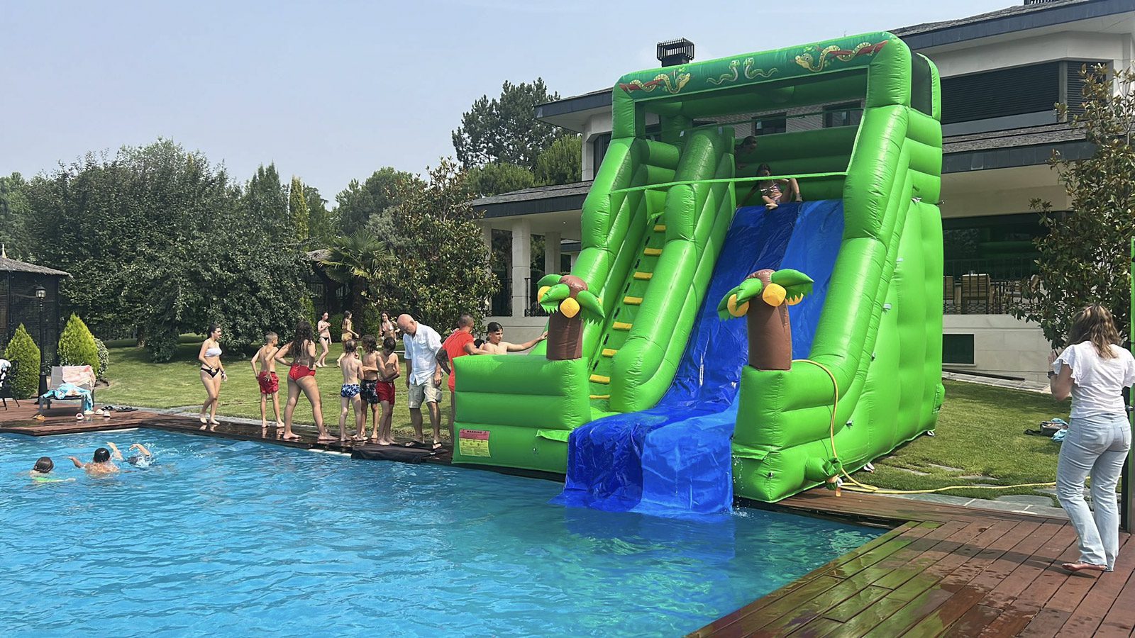 Alquiler-de-castillos-hinchables-Acuaticos-Madrid-modelo-jungla-para-piscina