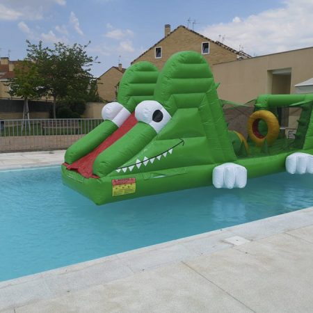 alquiler de castillos hinchables Madrid pasarela-acuática-cocodrilo