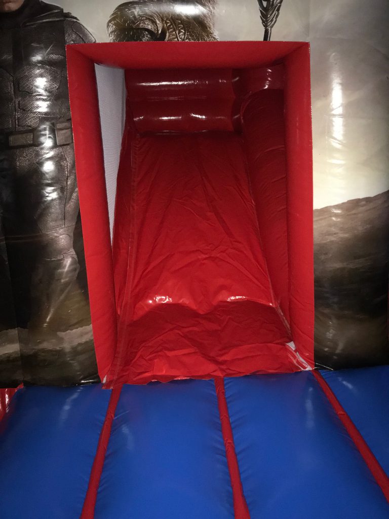 Tobogán rojo del castillo hinchable Liga de la Justicia – Castillos Hinchables Madrid