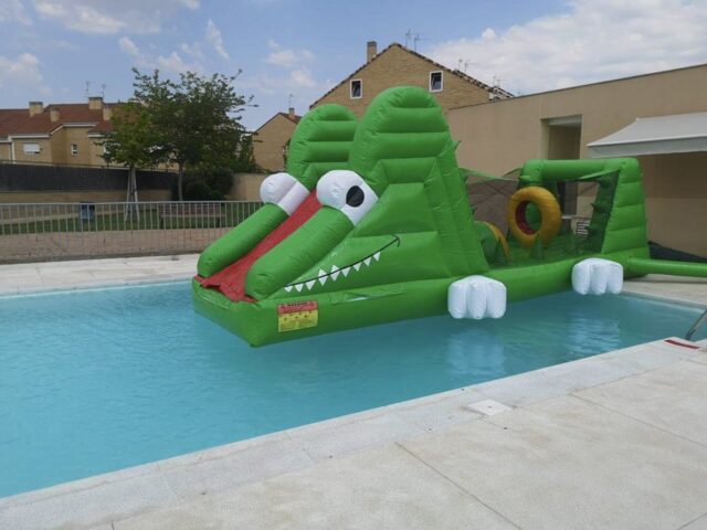 Pasarela acuática hinchable Cocodrilo flotando en una piscina comunitaria – Castillos Hinchables Madrid