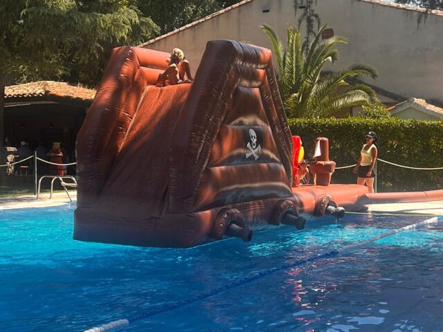 Pasarela acuática hinchable Pirata flotando en una piscina – Castillos Hinchables Madrid
