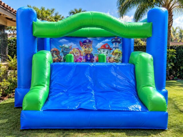 Castillo hinchable Patrulla Canina XL de frente con tobogán azul y verde – Castillos Hinchables Madrid