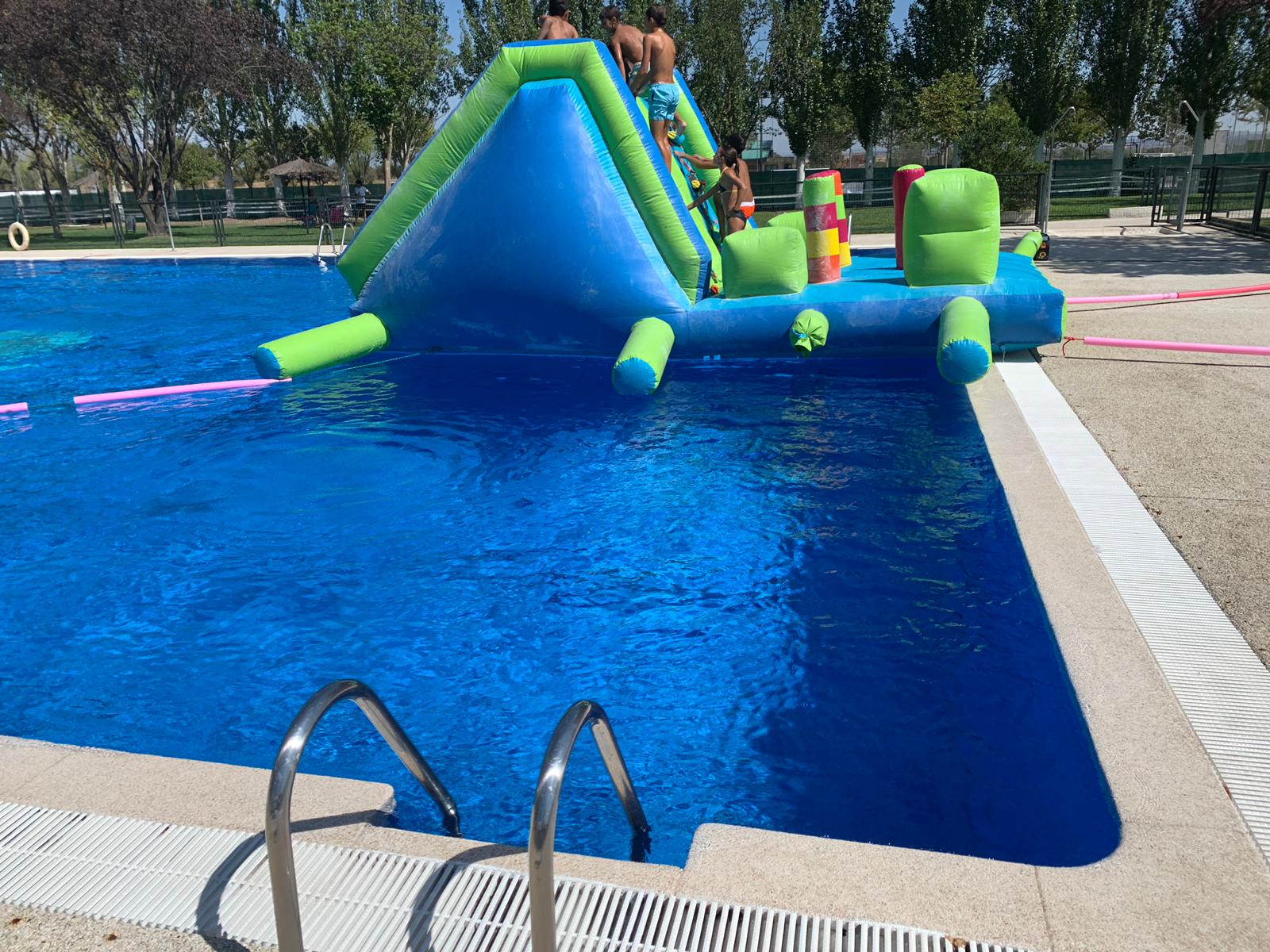Alquiler-de-castillos-hinchables-Acuáticos-Madrid-modelo-pasarela para-piscinas