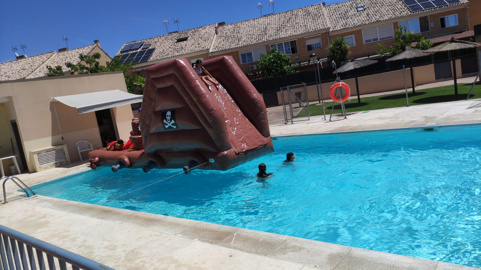 Alquiler-de-castillos-hinchables-Acuáticos-Madrid-modelo-pasarela pirata-para-piscinas