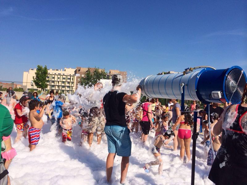 Cañón de espuma profesional con monitor en una fiesta al aire libre – Castillos Hinchables Madrid