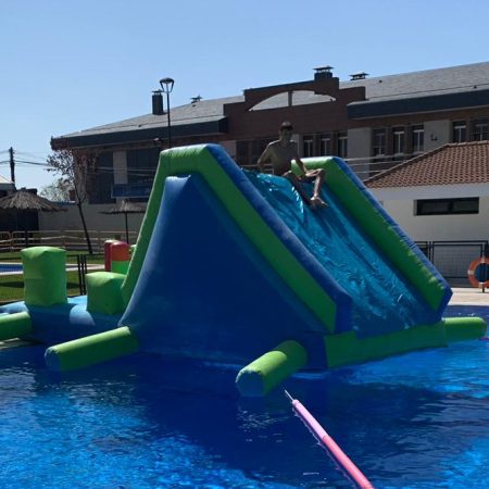 Alquiler-de-castillos-hinchables-Acuáticos-Madrid-modelo-pasarela para-piscinas