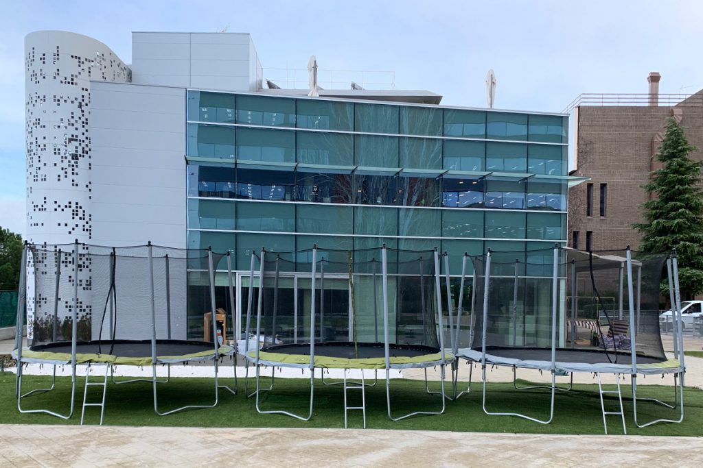 Varias camas elásticas con red montadas para un evento de empresa – Castillos Hinchables Madrid