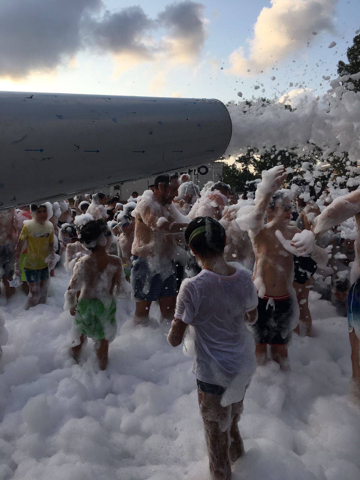 Cañón de espuma lanzando espuma sobre los niños en una fiesta infantil – Castillos Hinchables Madrid