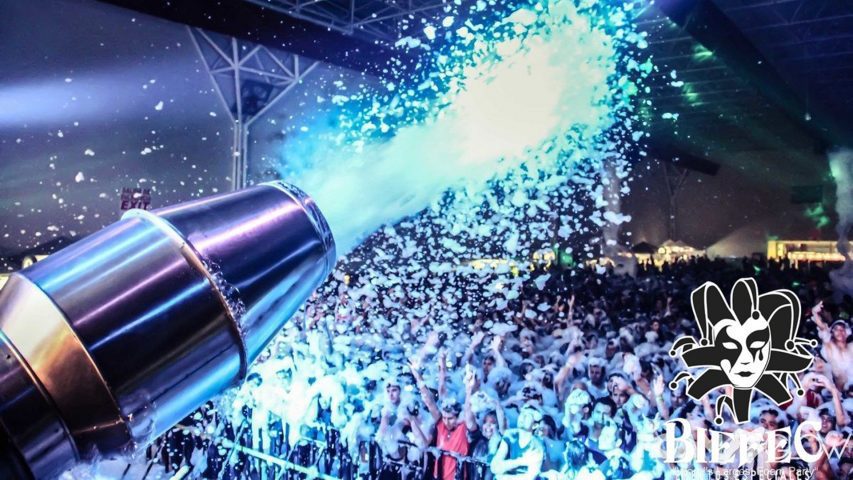 Cañón de espuma profesional en un evento multitudinario – Castillos Hinchables Madrid