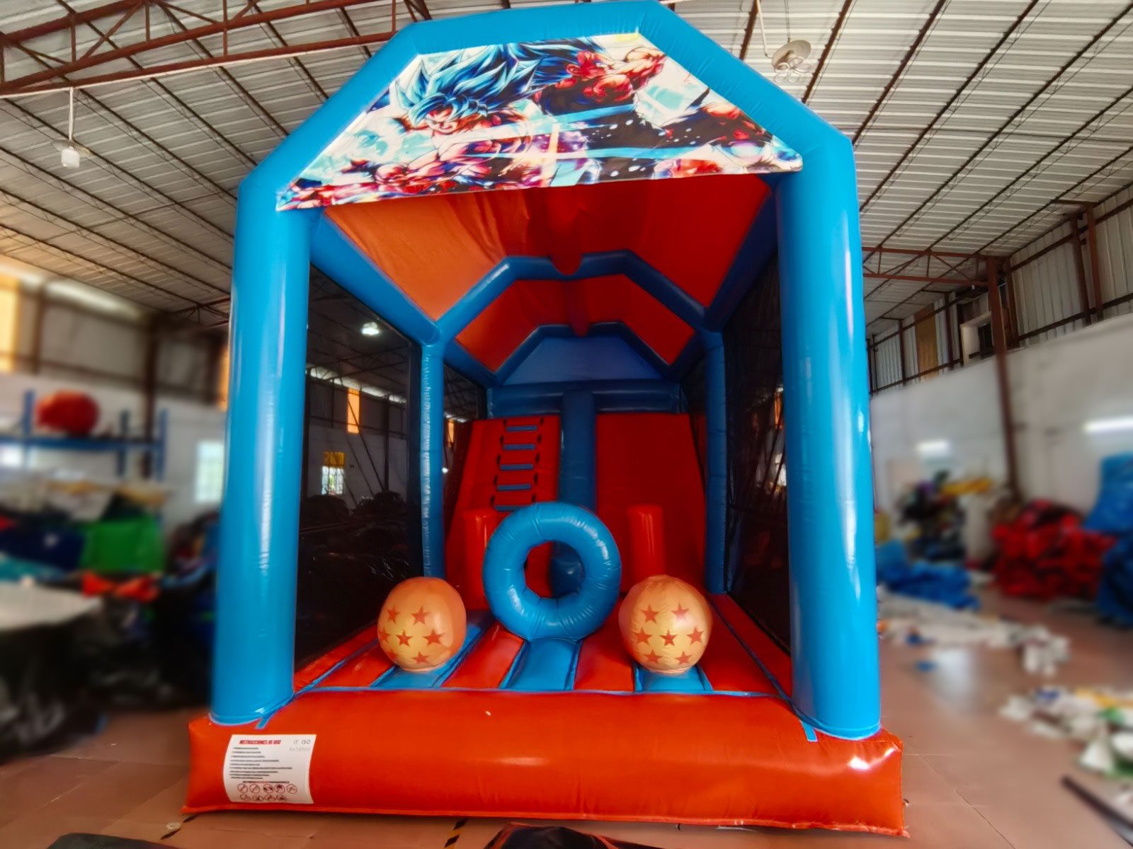 Combo hinchable Dragon Ball de frente con bolas de dragón y obstáculos – Castillos Hinchables Madrid