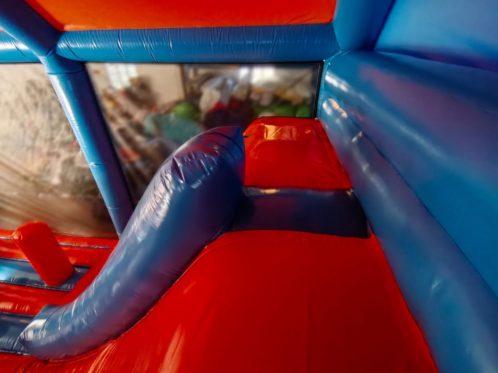 Interior del combo hinchable Dragon Ball con obstáculos – Castillos Hinchables Madrid