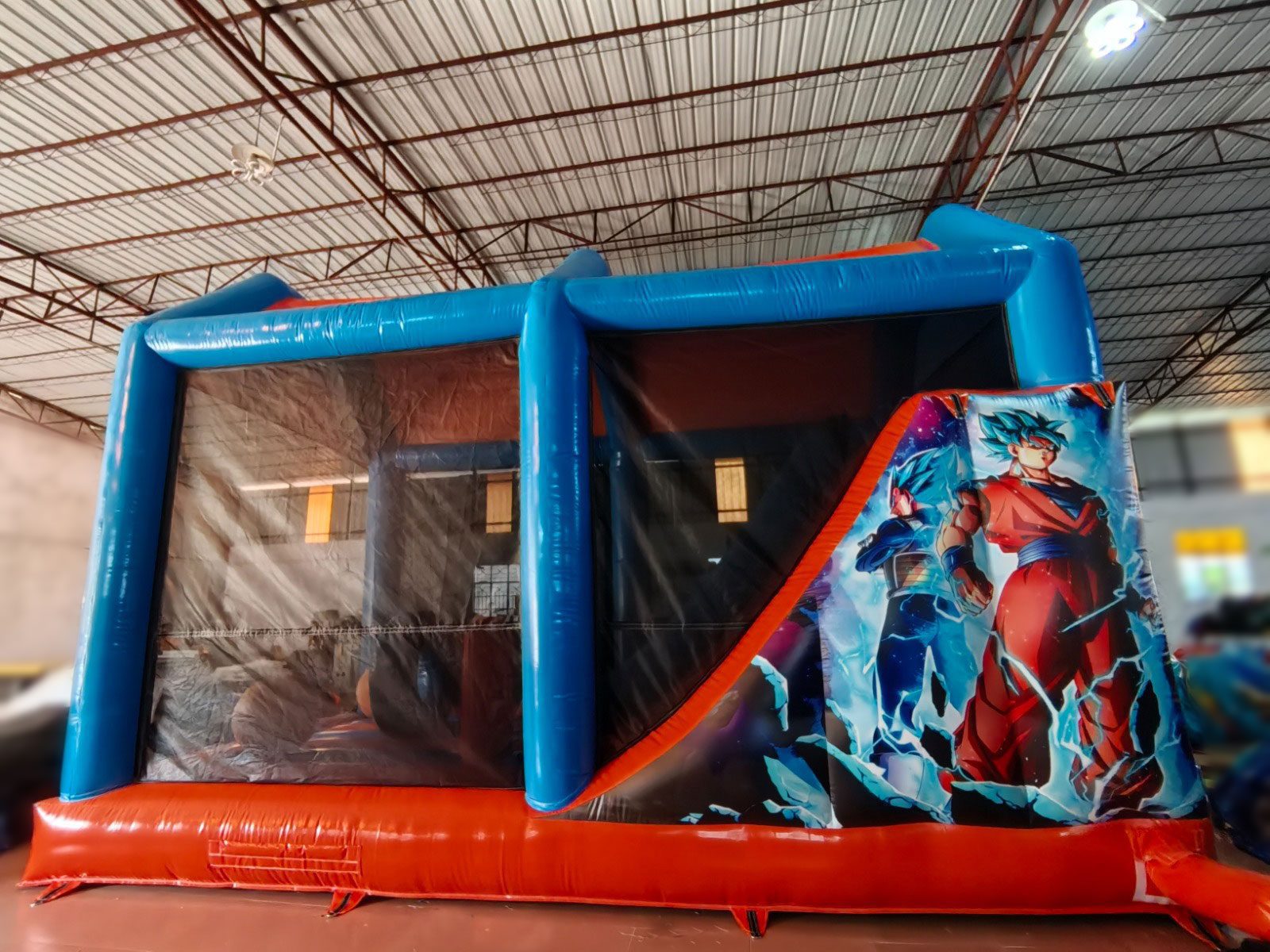Combo hinchable Dragon Ball de lado con tobogán y dibujo de Goku – Castillos Hinchables Madrid