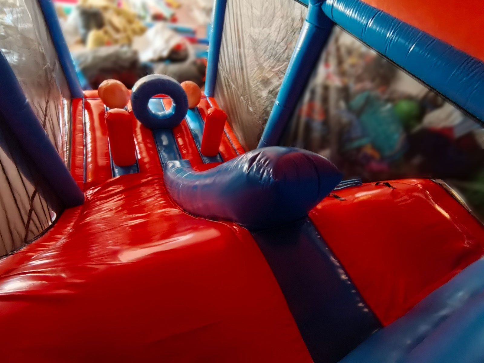Obstáculos dentro del combo hinchable Dragon Ball – Castillos Hinchables Madrid