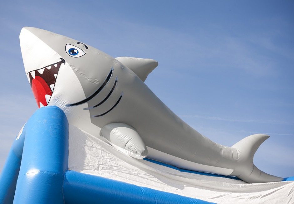 Detalle del tiburón gigante del combo hinchable Tiburón – Castillos Hinchables Madrid