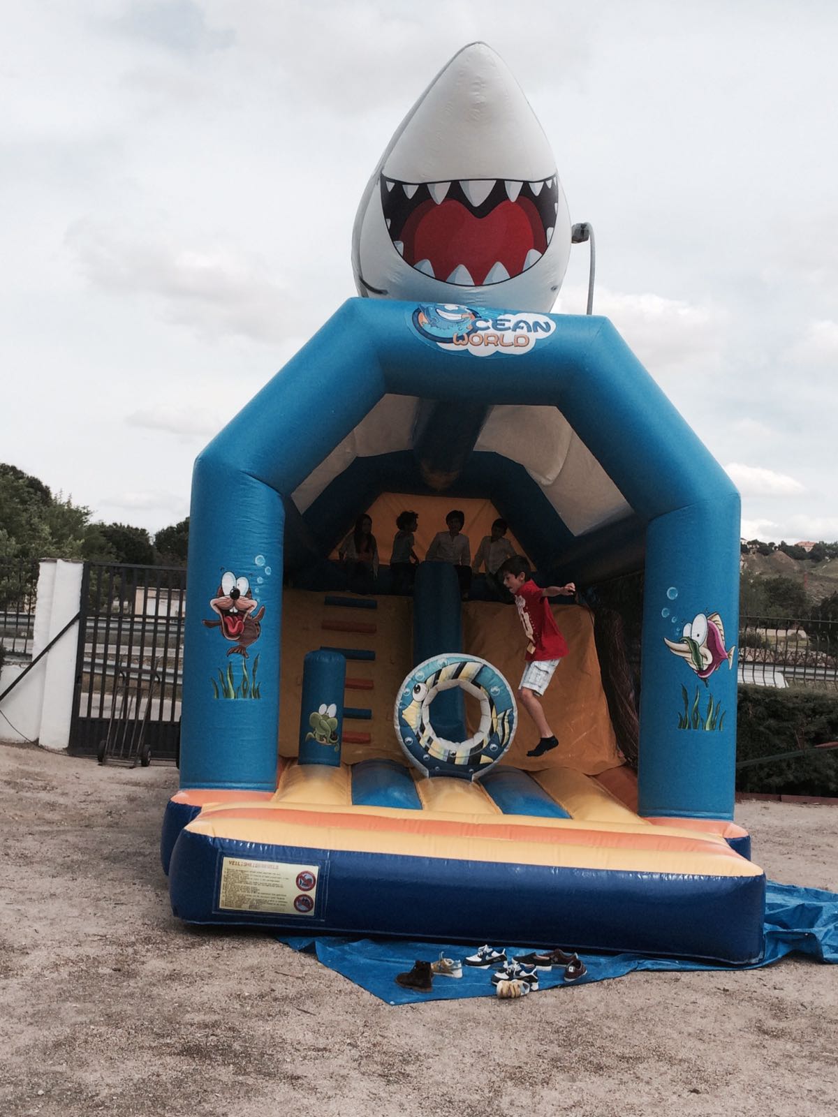 Combo hinchable Tiburón montado visto de frente – Castillos Hinchables Madrid