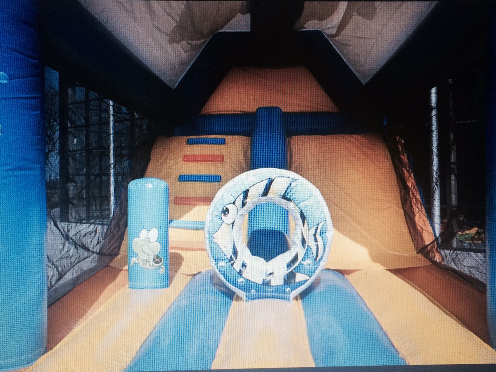 Interior del combo hinchable Tiburón con obstáculos y rampa – Castillos Hinchables Madrid