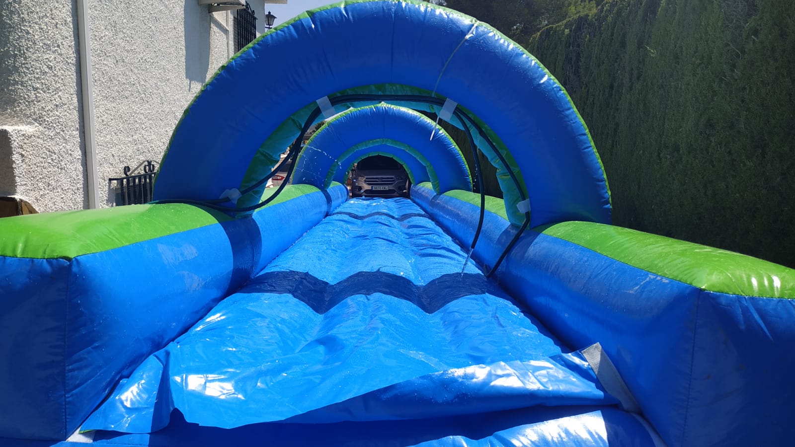 Arcos del deslizador hinchable acuático vistos desde la pista – Castillos Hinchables Madrid
