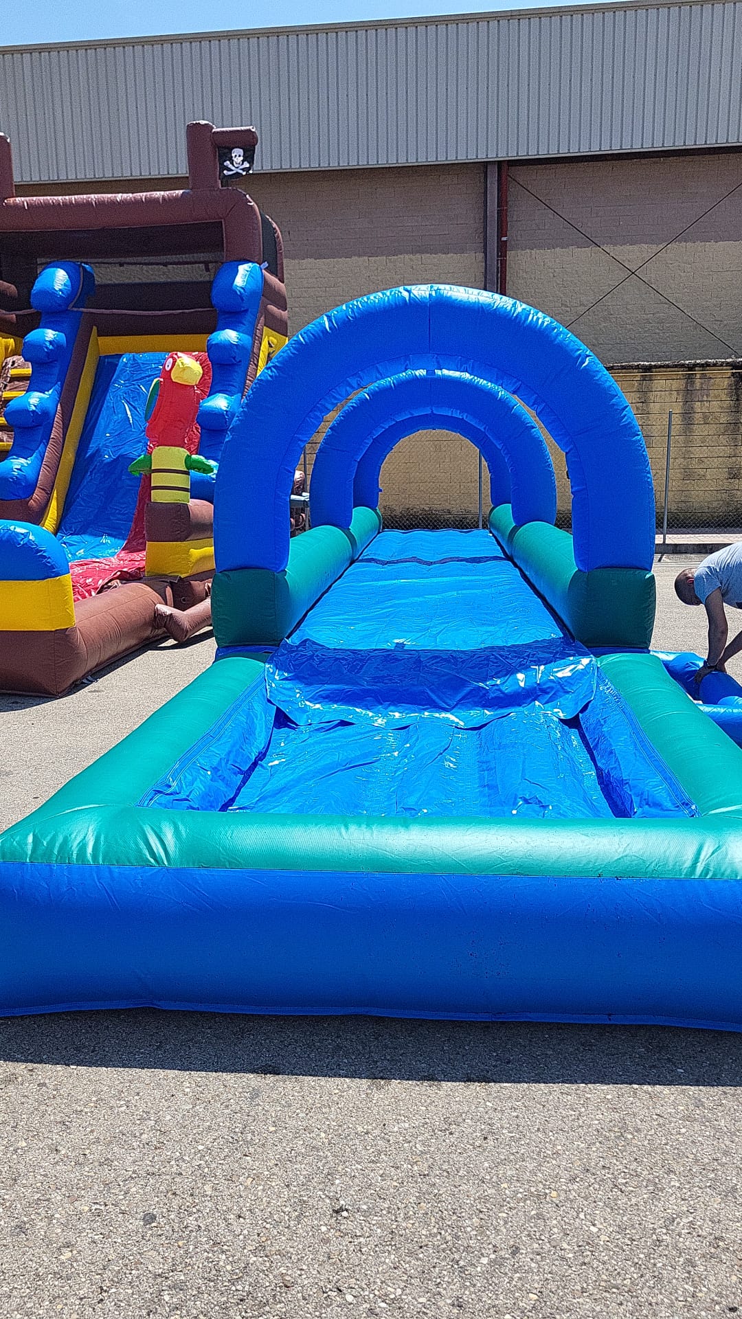 Deslizador hinchable acuático con arcos y piscina final – Castillos Hinchables Madrid