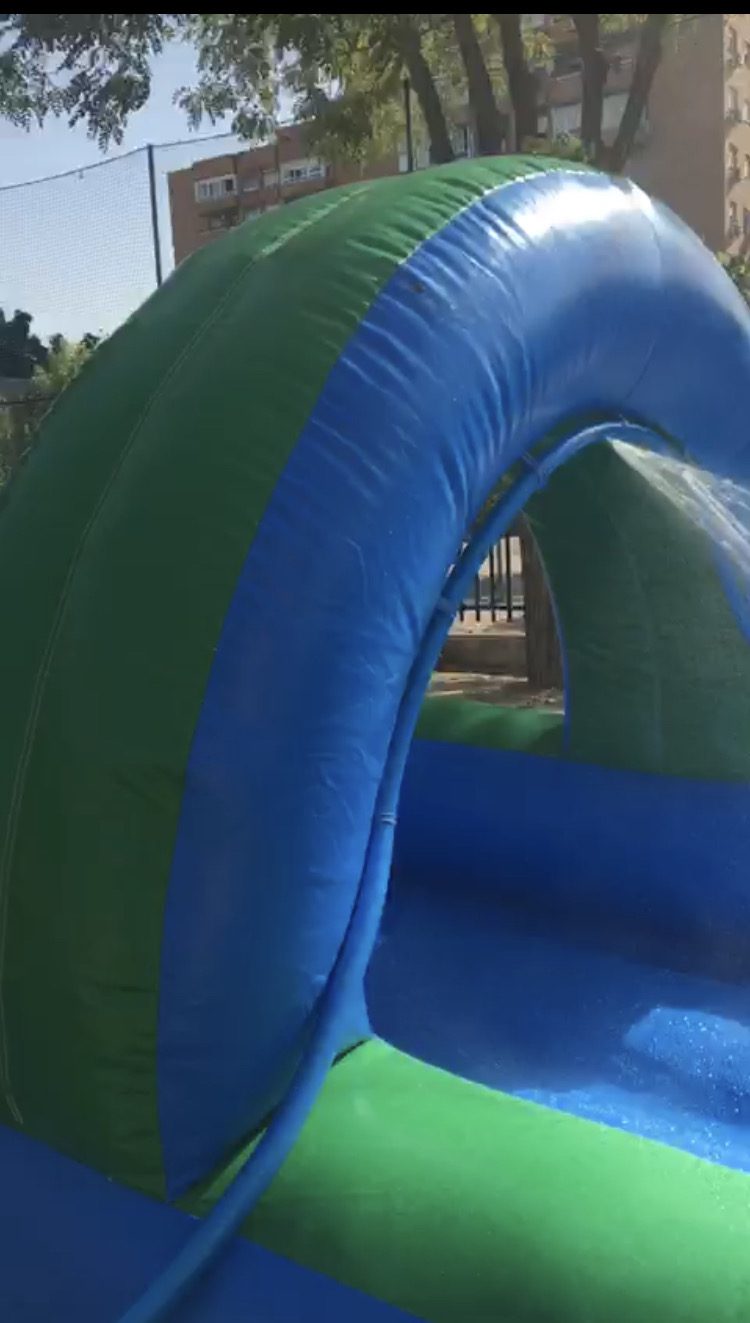 Detalle del arco del deslizador hinchable acuático – Castillos Hinchables Madrid