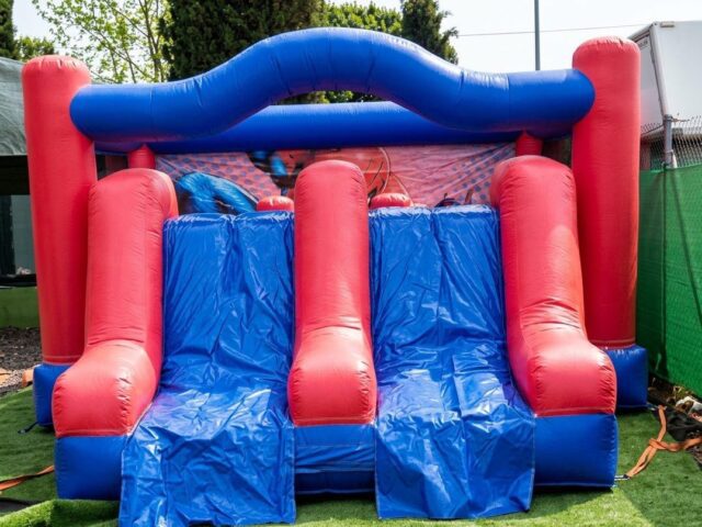 Castillo hinchable doble tobogán Spiderman visto de frente – Castillos Hinchables Madrid