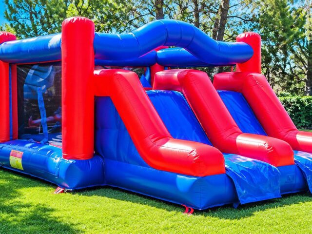 Castillo hinchable con doble tobogán rojo y azul – Castillos Hinchables Madrid