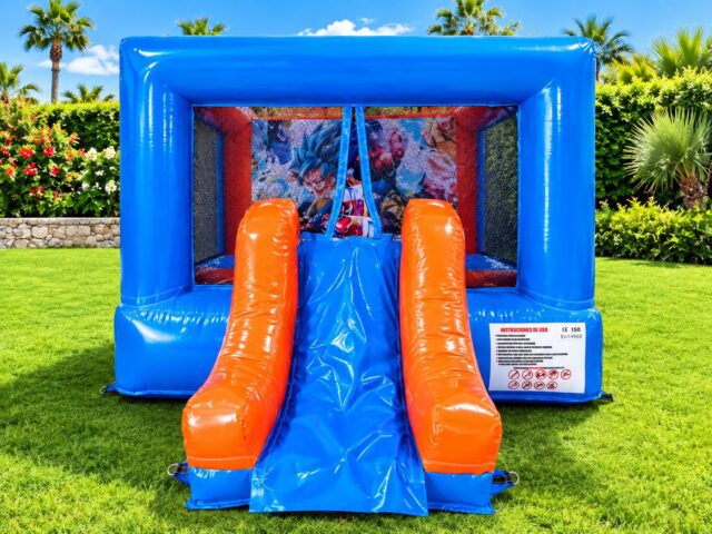 Castillo hinchable Dragon Ball con tobogán montado en un jardín de césped – Castillos Hinchables Madrid