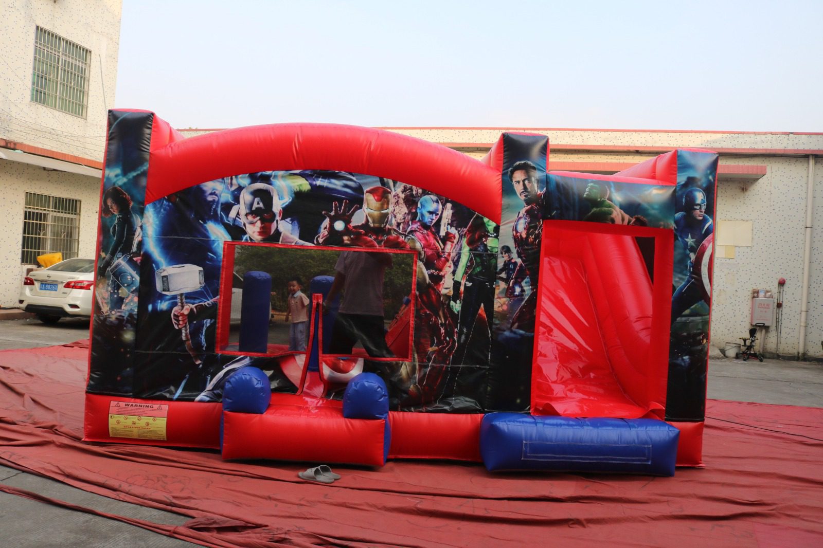 Castillo hinchable Superhéroes XL visto de lado con la lona de los superhéroes – Castillos Hinchables Madrid