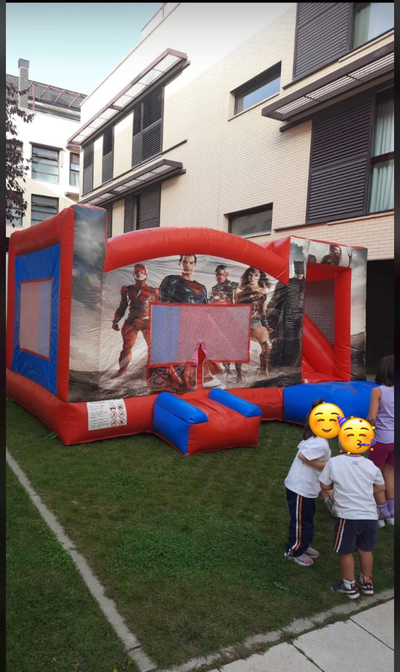 Niños jugando en el castillo hinchable Superhéroes Liga de la Justicia XL – Castillos Hinchables Madrid