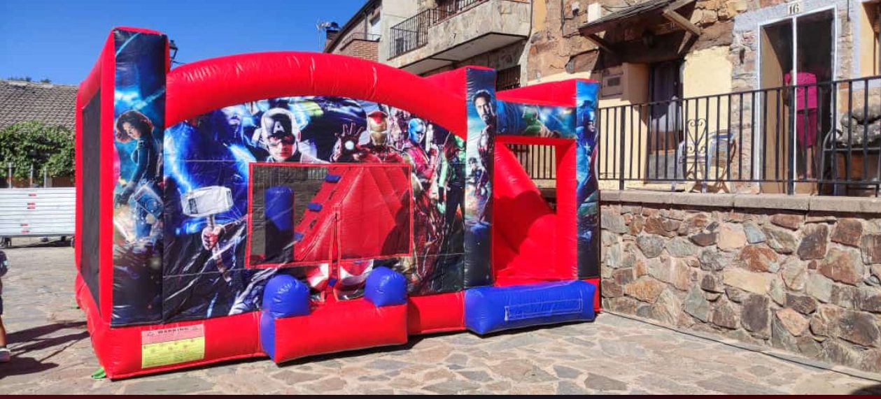 Castillo hinchable Superhéroes XL montado en una terraza – Castillos Hinchables Madrid