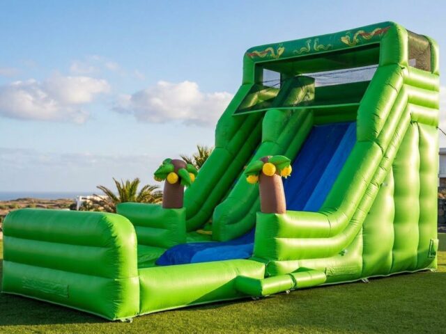 Tobogán acuático hinchable Jungla verde con palmeras y piscina – Castillos Hinchables Madrid