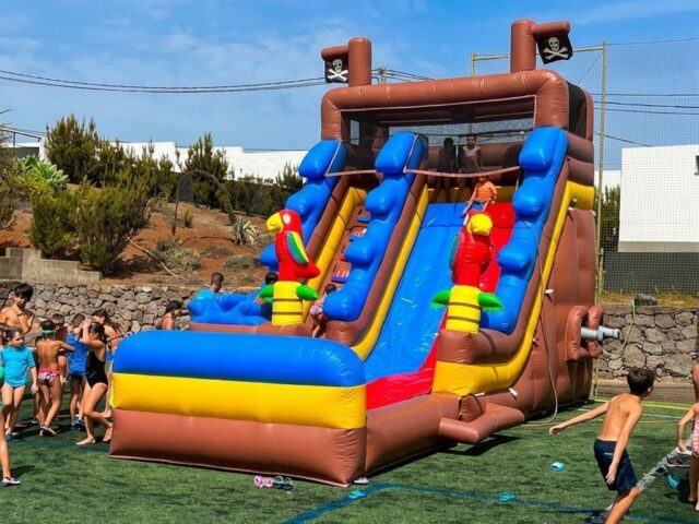 Tobogán acuático hinchable Pirata con piscina y niños jugando – Castillos Hinchables Madrid