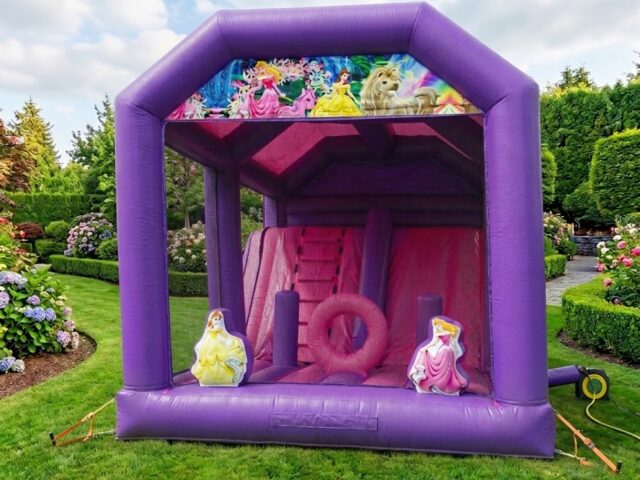 Combo hinchable de Princesas Disney morado y rosa con tobogán y obstáculos en un jardín – Castillos Hinchables Madrid