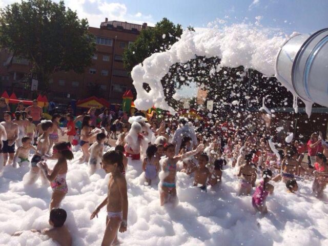 Fiesta de la espuma para niños en el patio de un colegio – Castillos Hinchables Madrid