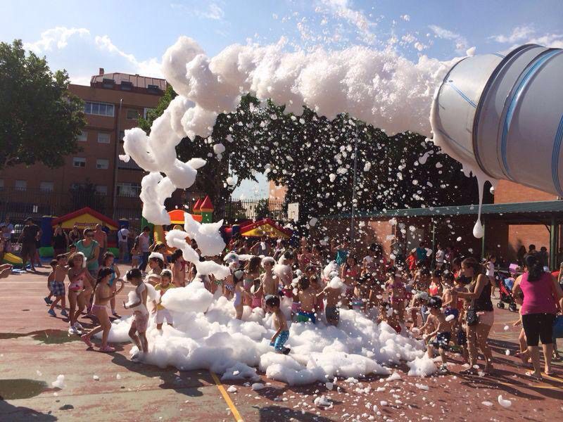 Fiesta de la espuma con cañón en las fiestas de un barrio – Castillos Hinchables Madrid