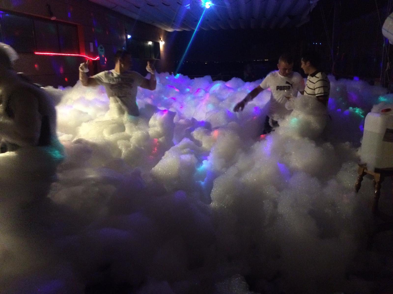 Fiesta de la espuma nocturna con luces de colores – Castillos Hinchables Madrid