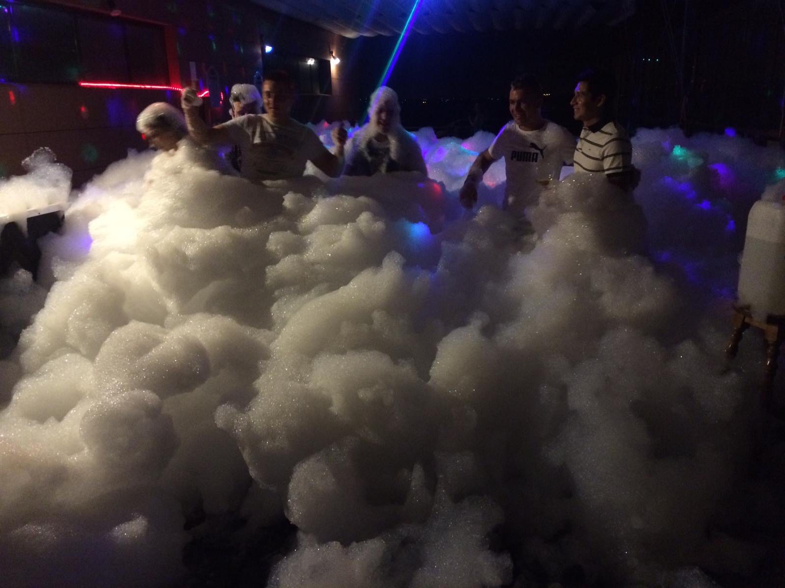 Pista llena de espuma en una fiesta de la espuma en un pabellón cubierto – Castillos Hinchables Madrid
