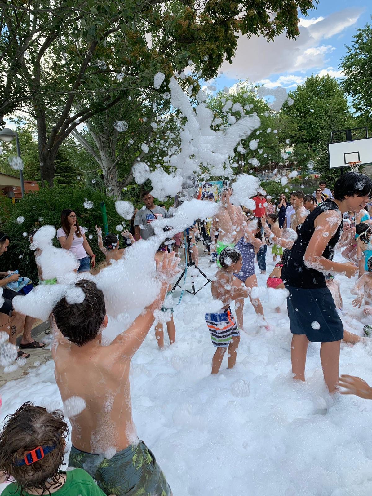 Niños disfrutando de la fiesta de la espuma en verano – Castillos Hinchables Madrid