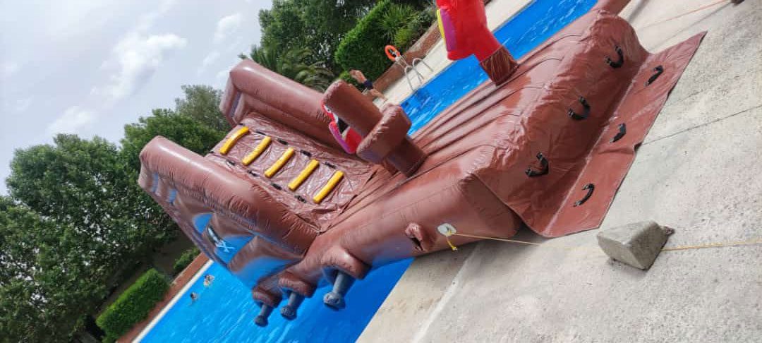 Alquiler-de-castillos-hinchables-Acuáticos-Madrid-modelo-pasarela pirata-para-piscinas