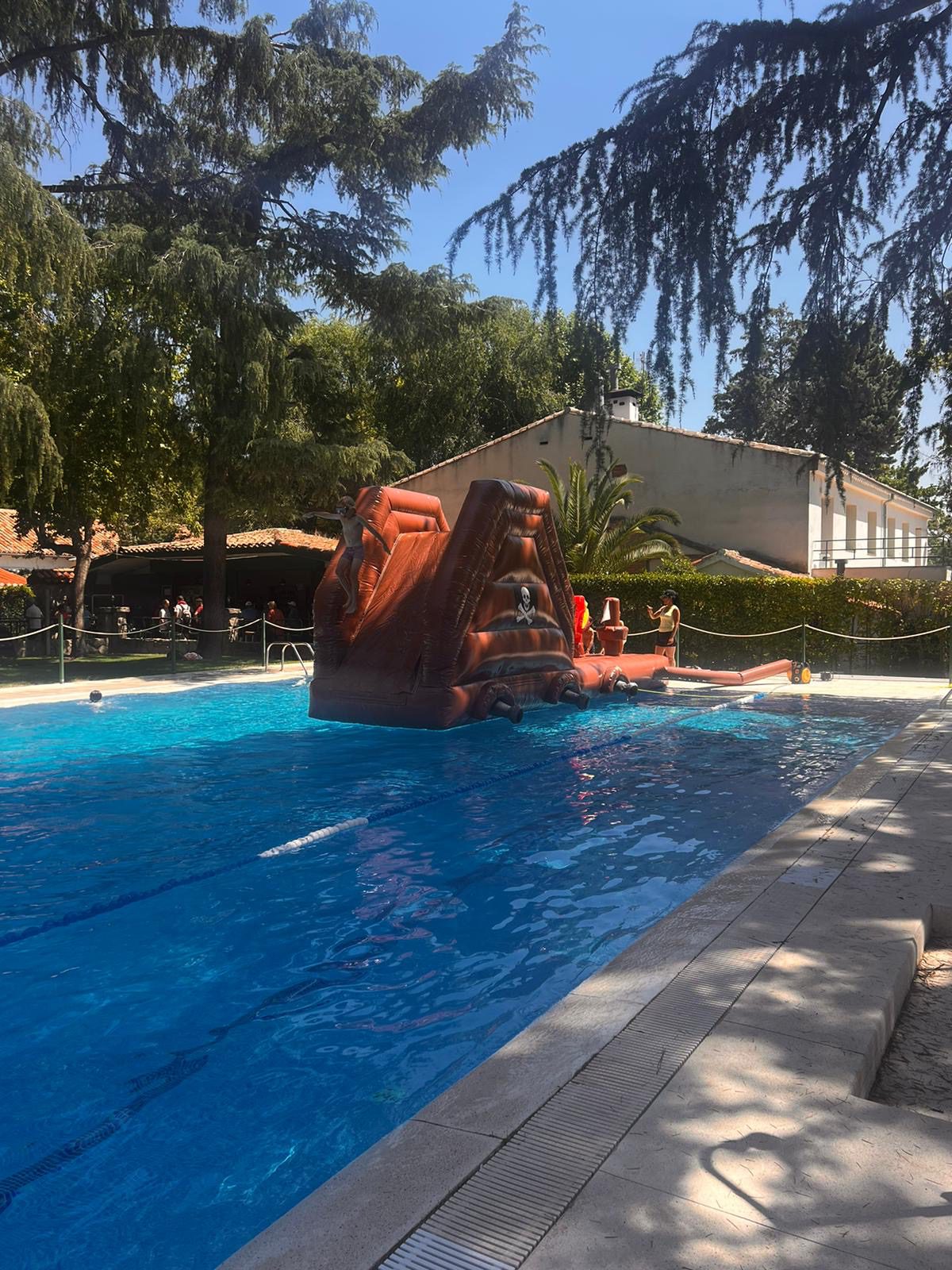 Alquiler-de-castillos-hinchables-Acuáticos-Madrid-modelo-pasarela pirata-para-piscinas