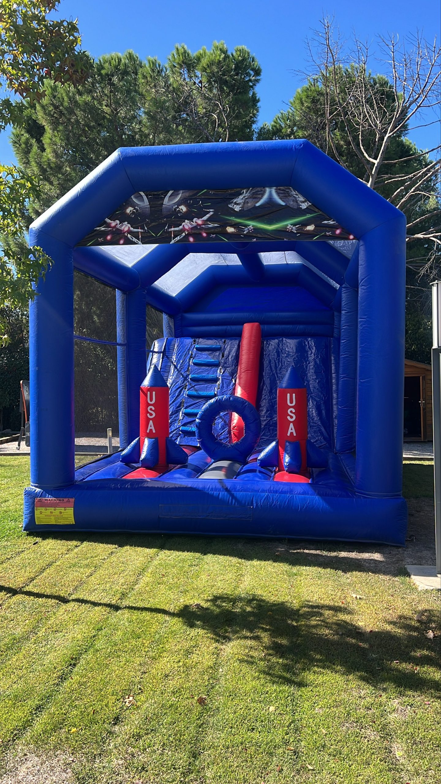 Combo hinchable espacial XXL montado sobre césped – Castillos Hinchables Madrid