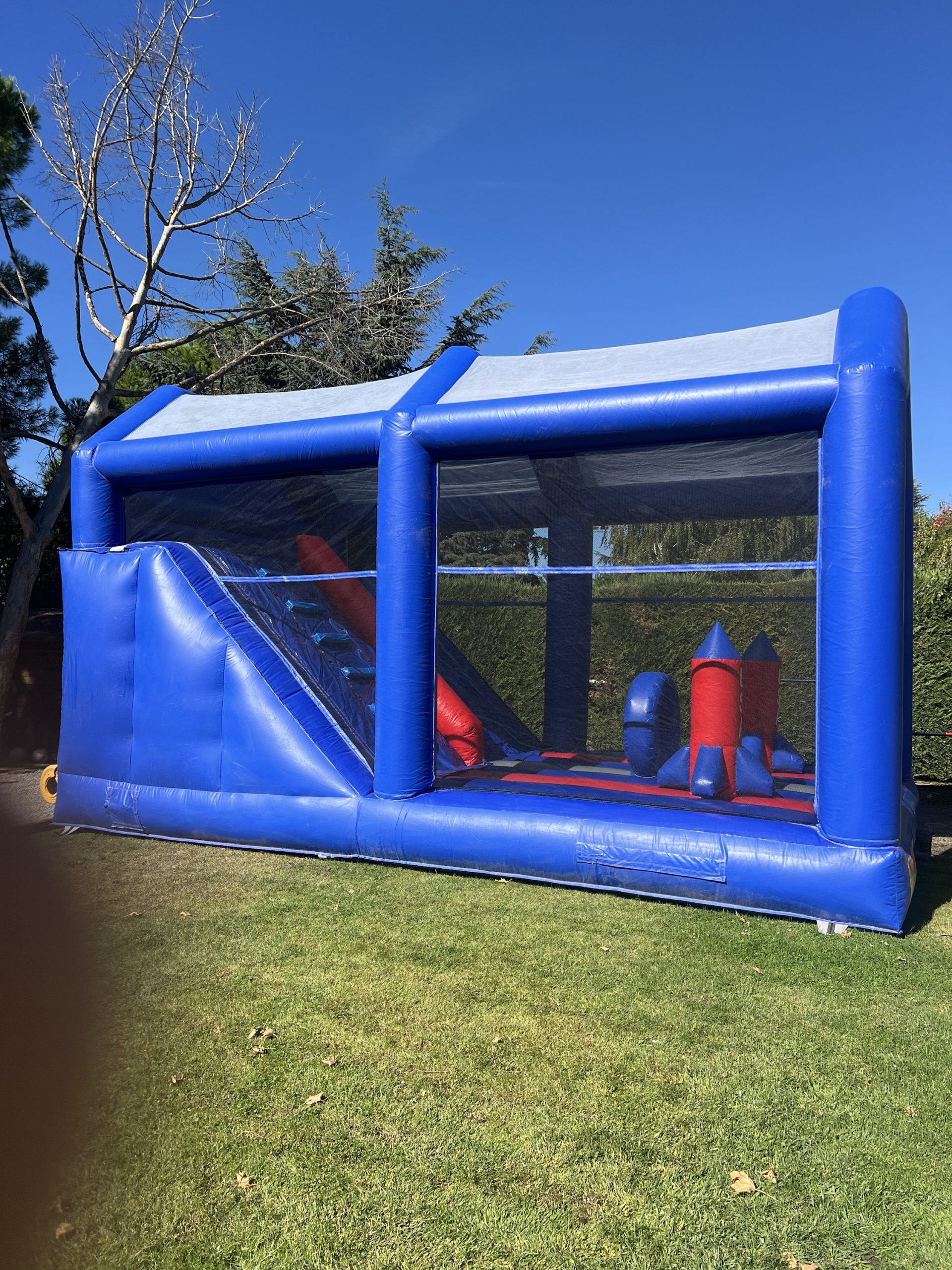 Vista lateral del combo hinchable espacial XXL con su tobogán – Castillos Hinchables Madrid