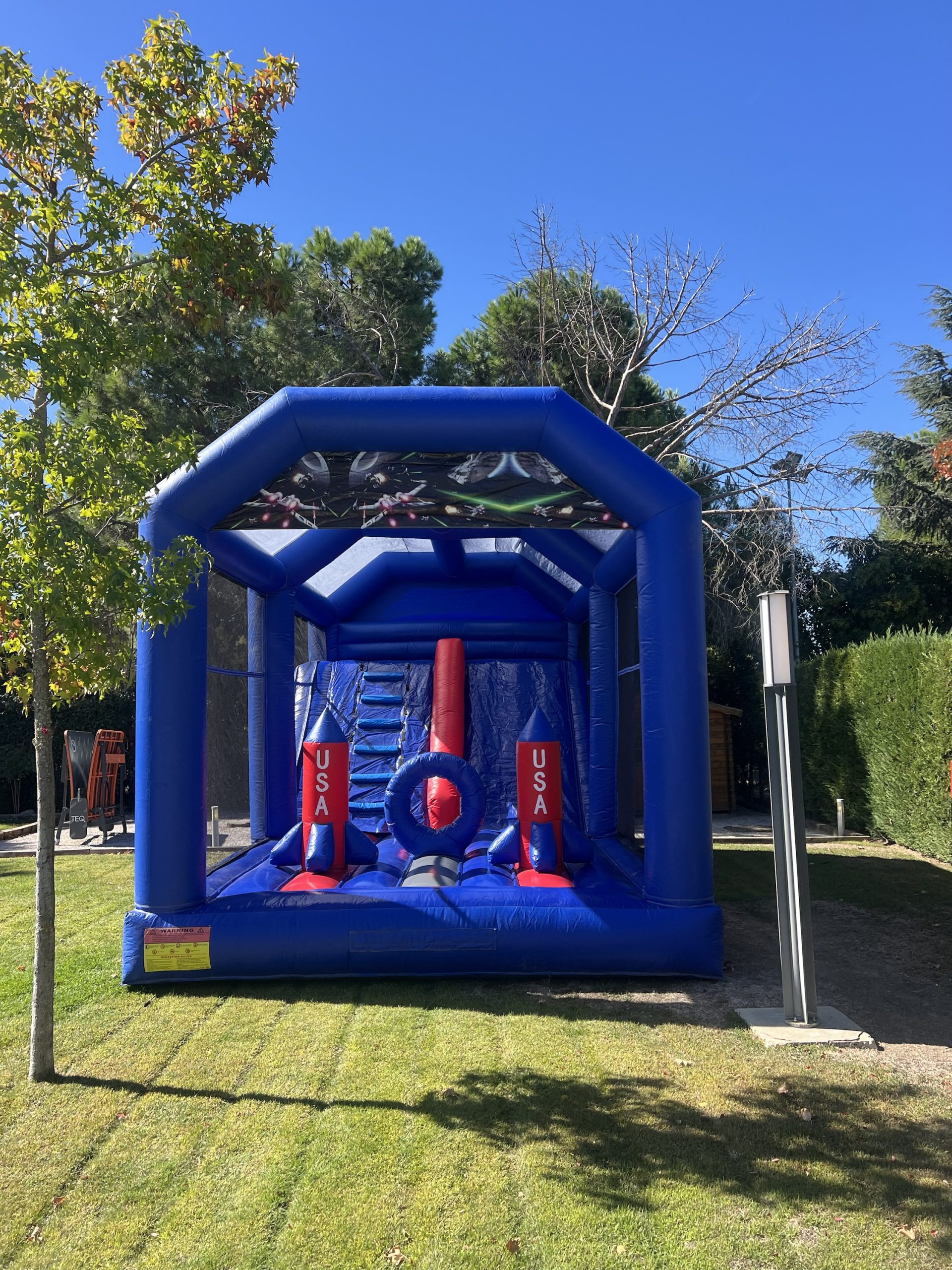 Combo hinchable espacial XXL instalado en un parque – Castillos Hinchables Madrid