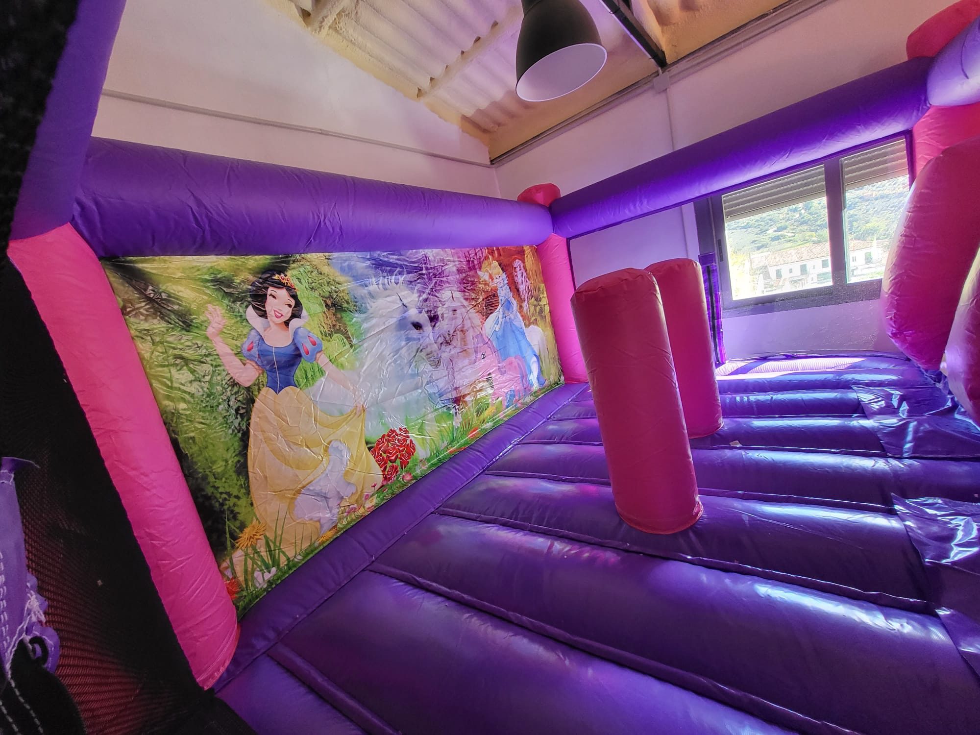 Interior del castillo hinchable doble tobogán Princesas con la lona de Blancanieves – Castillos Hinchables Madrid