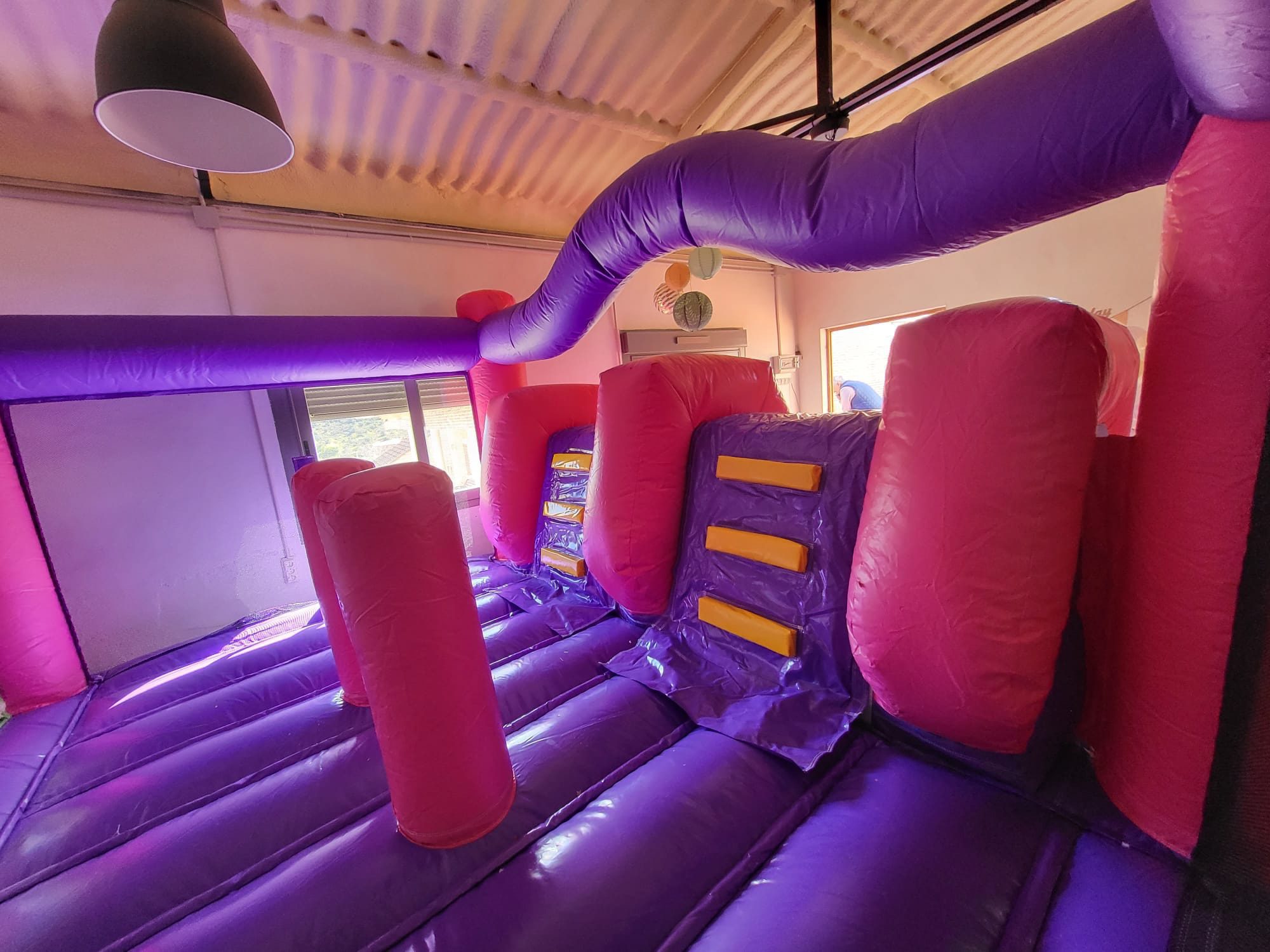 Zona de salto del castillo hinchable doble tobogán Princesas y Unicornios – Castillos Hinchables Madrid