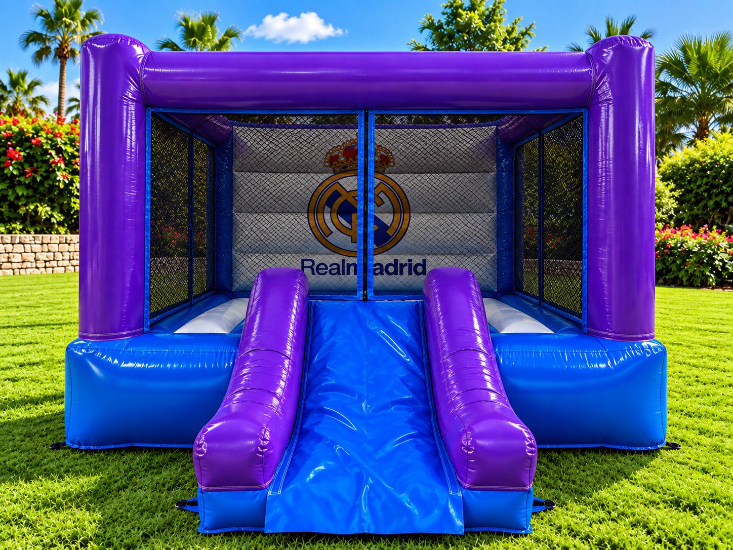 Castillo hinchable Real Madrid morado y azul con tobogán y lona con el escudo madridista – Castillos Hinchables Madrid